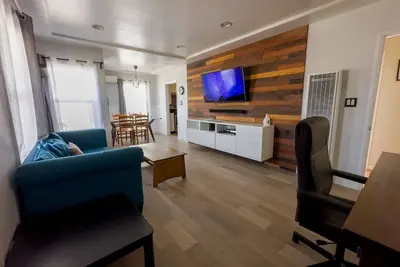 Image de Cozy home in El Camino Village. 20 Minutes from the beach and Lax