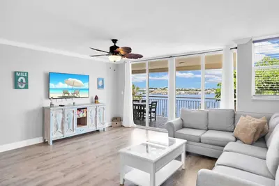 Image de Old Town \"Eleuthera\" • 2br Waterfront Corner Condo