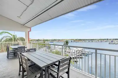 Image de Waterfront \"St. Croix\" Penthouse, Pool, Dock, Pet