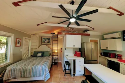 Image de Adorable gated loft studio two blocks from Duval in Old Town - Location Location