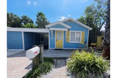 \"Waves\" Cottage on Sunset Beach