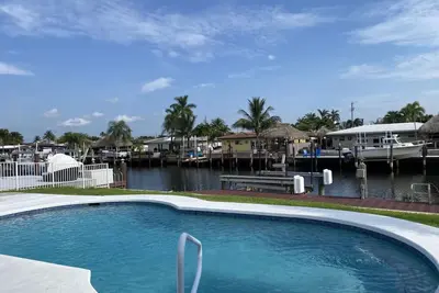 Image de Peaceful, Serene Waterfront- Jacuzzi Heated Pool and Bbq Grill