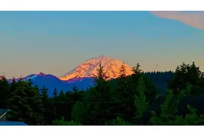 Image de Luxury 1. 3 Acre Retreat, Mt. Rainier View, Hiking & Skiing, fabulously furnished