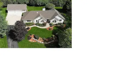Image de Secluded 3 bedroom luxury home with 3 car garage.