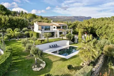 Image de Enjoy the Riviera from a luxury villa with sea view, pool and relaxing gardens