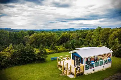 Image de Tiny, charming mountaintop cottage with large firepit, deck and amazing views