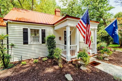 Image de Historic Cottage - At Hopelands Gardens close to Hitchcock Woods (Remodeled)
