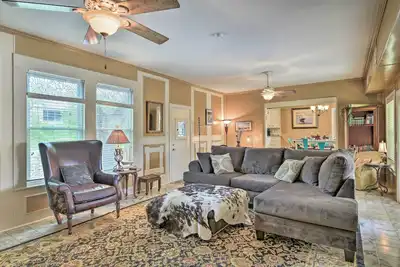 Image de 4 Mi to Beach: 'Coastal Cove' w/ Private Deck