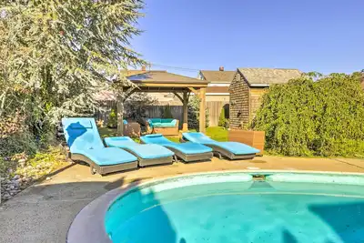 Image de New Haven Gem w\/ Private Pool, Walk to Beach!