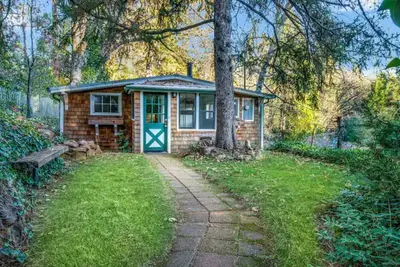 Image de Adorable Miner's Cabin on 8 acre Pear Orchard