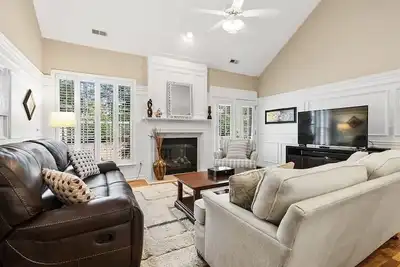 Image de Spacious & Private Getaway Near Downtown Raleigh!