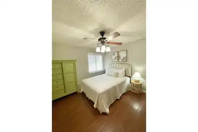Image de \"The Boho Beach Hut\" - entire condo