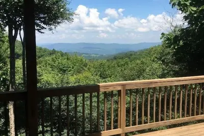 Image de Lookout Lodge | Cozy Mountain Retreat with Game Room & Deck
