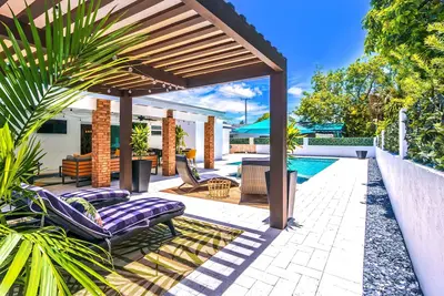 Image de Spacious heated pool, spa & Tv lounge, Nr Brickell