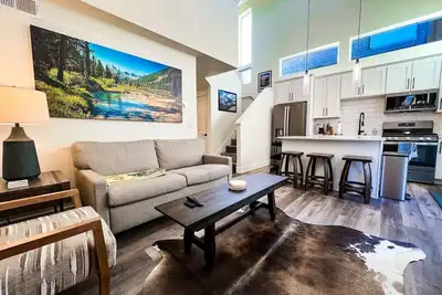 Image de Private Sauna, Pool / Hot Tub / Gym, 2 Bed / 2 Bath, Sleeps 6