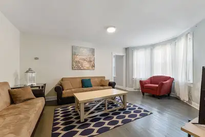 Image de A 1500 sq ft two-story condo just 2 blocks from the beach!