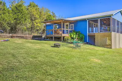 Image de 'Granville’s Blue Cottage' Porch & River View!