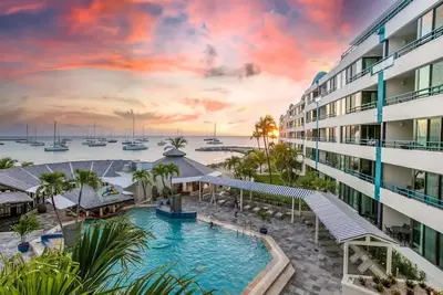 Image de 1 bedroom ocean view suite @ Royal Palm Beach Club!