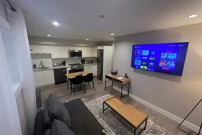 Image de Private 1 Bedroom Suite with Assigned Parking