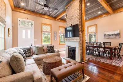 Image de \"Life of Riley\" 3bd/3ba Irish Channel Home!