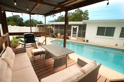 Image de Stylish Heated Pool House  Near the Beach