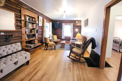 Image de Historic log cabin in walking distance of downtown