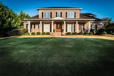 Image de Uga Game and Graduation Weekend Home