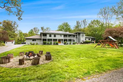 Image de Spacious home with game room, hot tub, fireplace, fast WiFi & home theater