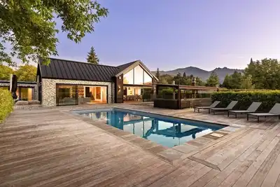 Image de 4 bedroom home with private swimming pool & spa pool