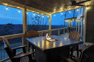 Image de Upscale New 5-bedroom Cabin \"Perfect Getaway\" with Mountain Views