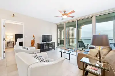 Image de Amazing condo with a Gulf view plus pools, hot tub, fitness room, private beach