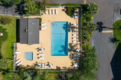 Image de Upper Lvl | Newly Renovated | Pet Friendly | 2 Pools