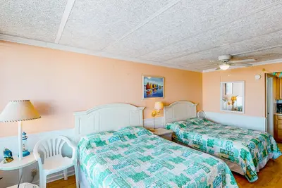 Image de Waterfront suite with pool, beach access, Wifi & balcony