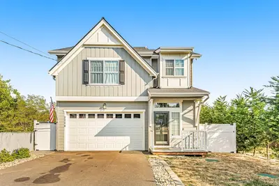 Image de Dog-friendly home near ferry with hot tub, fenced yard, patio & fireplace