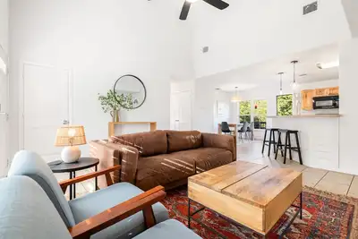 Image de Charming home with hot tub minutes to river & lake!
