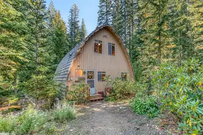 Image de Creek-side mountain cabin with fireplace, balcony & full kitchen - near hiking