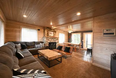 Image de Close to Yellowstone National Park! | 4 Bedroom 3 Bath Cabin | Sleeps 15 | Garag