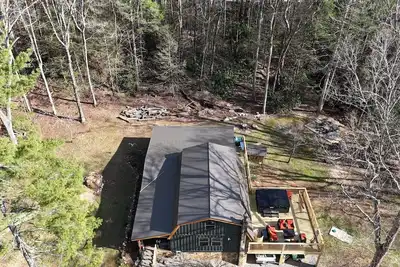 Image de Private Creekside Luxury Bohemian Lodge on Coker Creek with Oversized Hot Tub