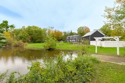 Image de Botanical Hideaway: Gorgeous Home w/ Hot Tub & Private Pond