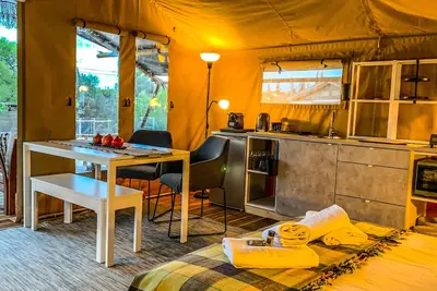 Image de Unique African Safari Lodge Tent with Sea View