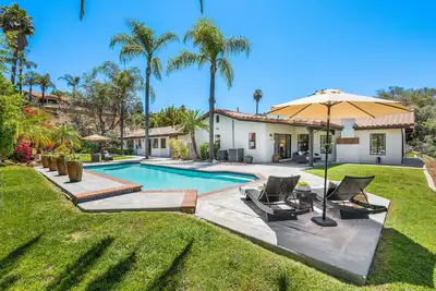 Image de Pool, pickleball, basketball, arcade game & ping pong- The Vista Hilltop Villa - New Listing