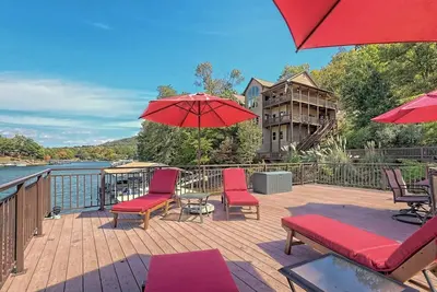 Image de Dogwood Days Lakehouse  by Chatuge Home Concierge<br>Lakefront, private dock with boat slip, pet friendly