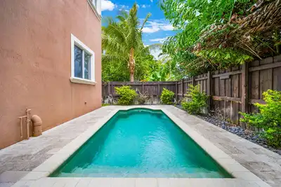 Charming Spacious Pool Home in Fort Lauderdale