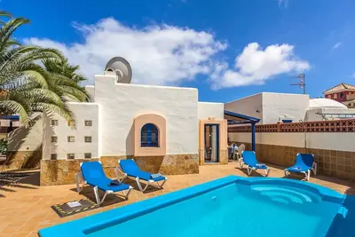 Image de Unique Moroccan  style detached villa with  private pool n a prestigious area!