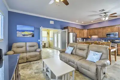 Image de 'The Shell House' in Titusville: Pool, Golf Access