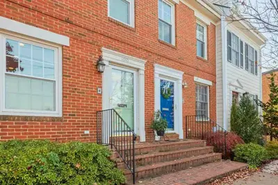 Image de Old Town Escape @ TopShelfStays (4 blocks metro, walkable, peloton bike)