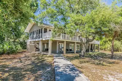 Image de FrippLife, Walk to Beach, Golf Cart Included - 707 Bluefish