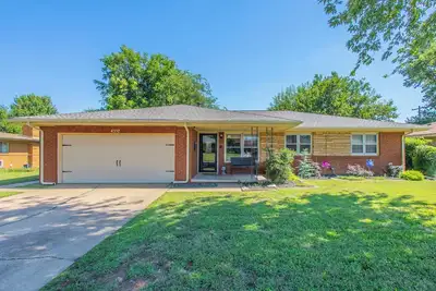 Image de Spacious 3-Bedroom Home - Pet Friendly with Fenced Backyard