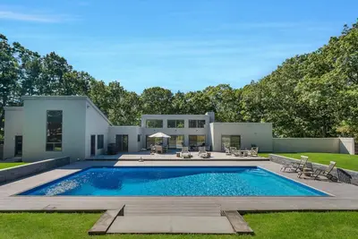Image de Enjoy this perfect summer rental located close to all the Hamptons has to offer!