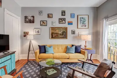 Image de Cute Thomas Square Cottage, Monthly Stays, Heated Pool Access by Southern Belle Savannah